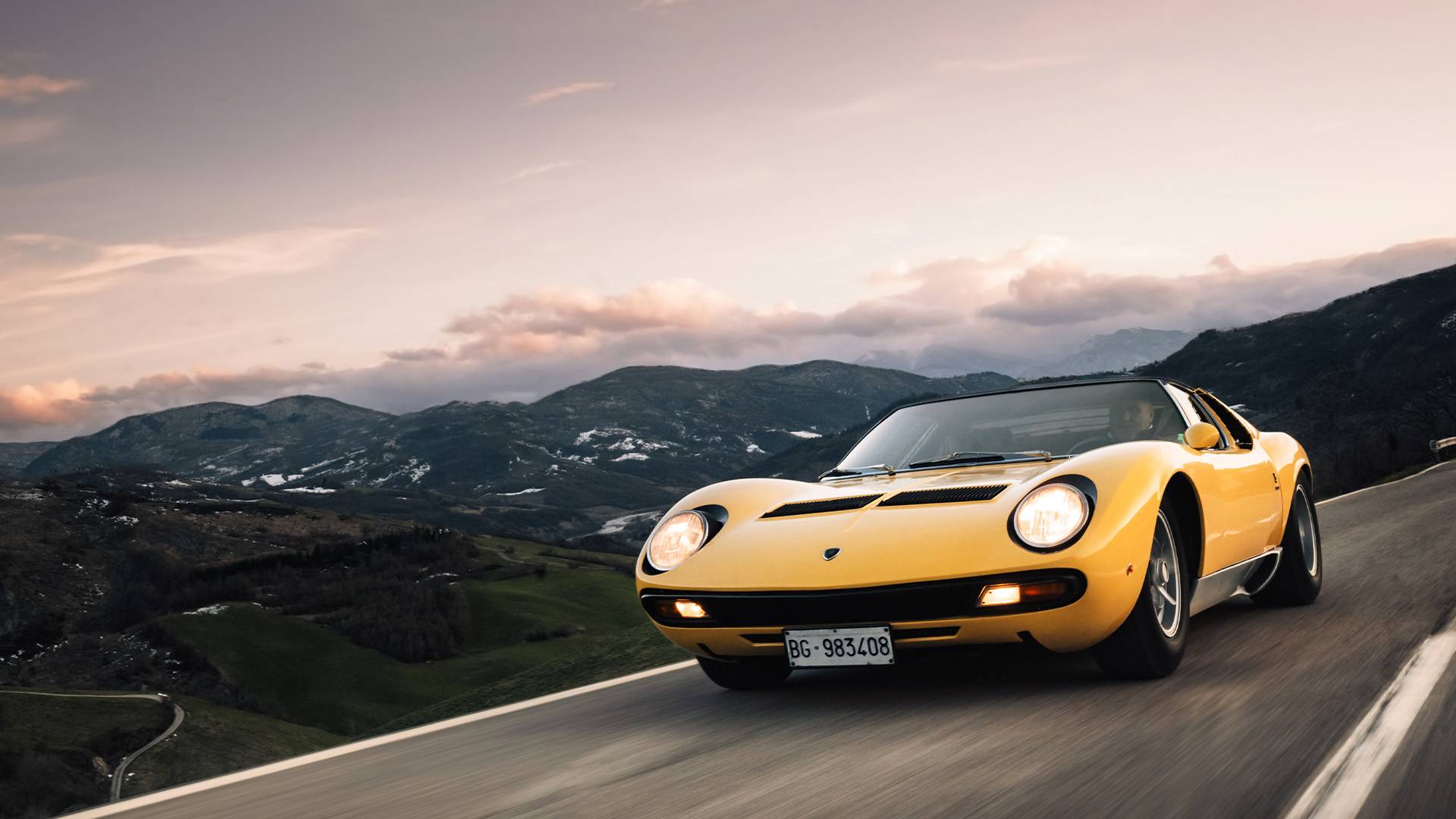 1966 年日内瓦车展上首次公开的 Miura P400，橙色车身配黑色后视镜，车高仅 106cm