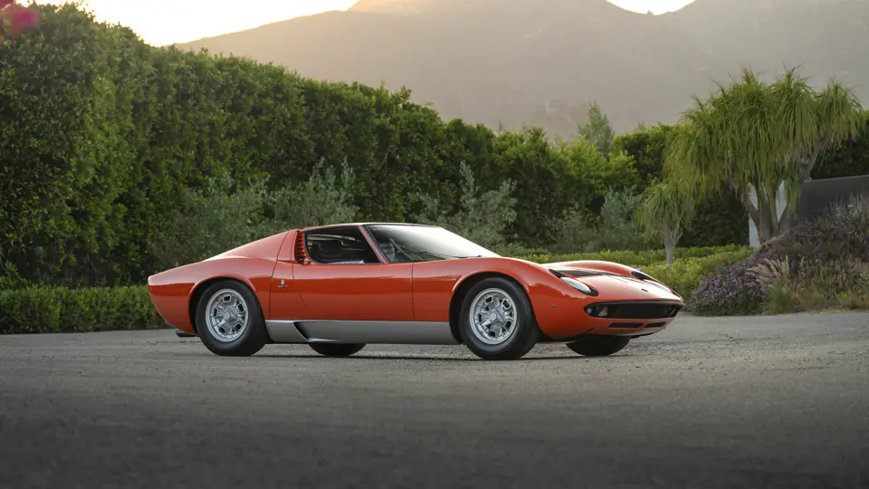 Miura P400 前 45 度静态展示，Bertone 设计的泪滴形侧窗和中置引擎后部的进气格栅清晰可见