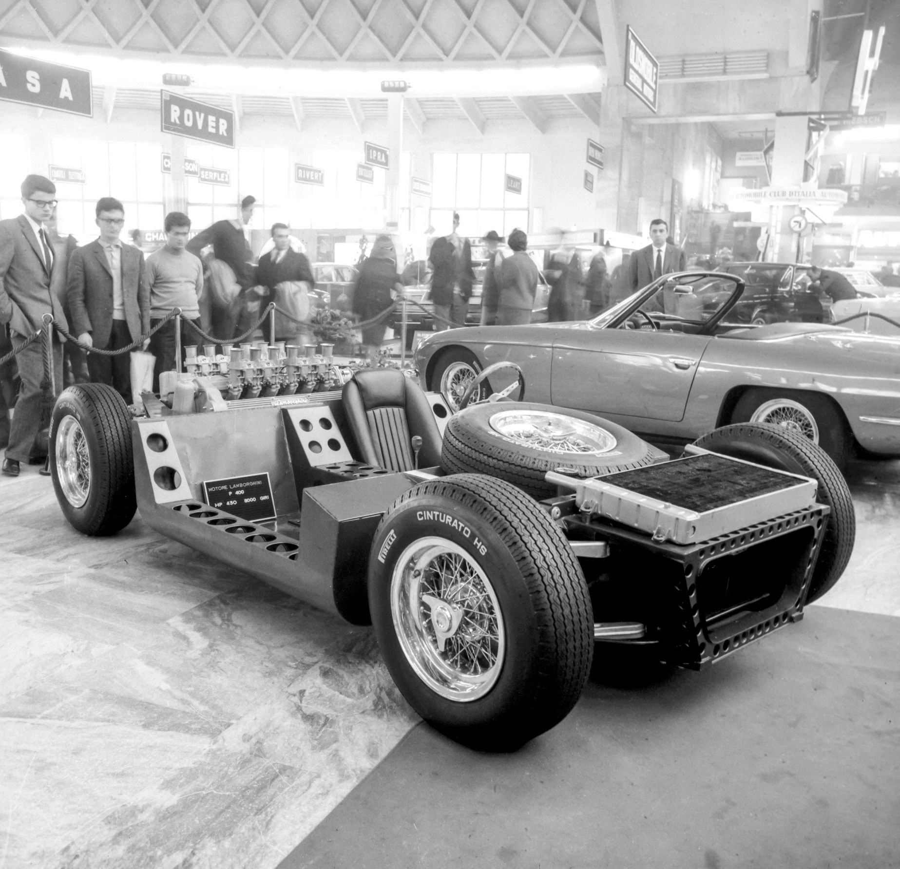 1965 年都灵车展上首次公开的 Lamborghini TP400 底盘。钢管单体壳结构，横置 V12 引擎清晰可见。此为中置引擎量产车的最早公开亮相。