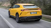 Lamborghini Urus 前 45 度视角，展示 SUV 轮廓与 Y 型日行灯
