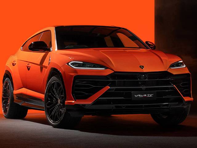 Urus SE 左前视角，橙色车身黑色轮毂