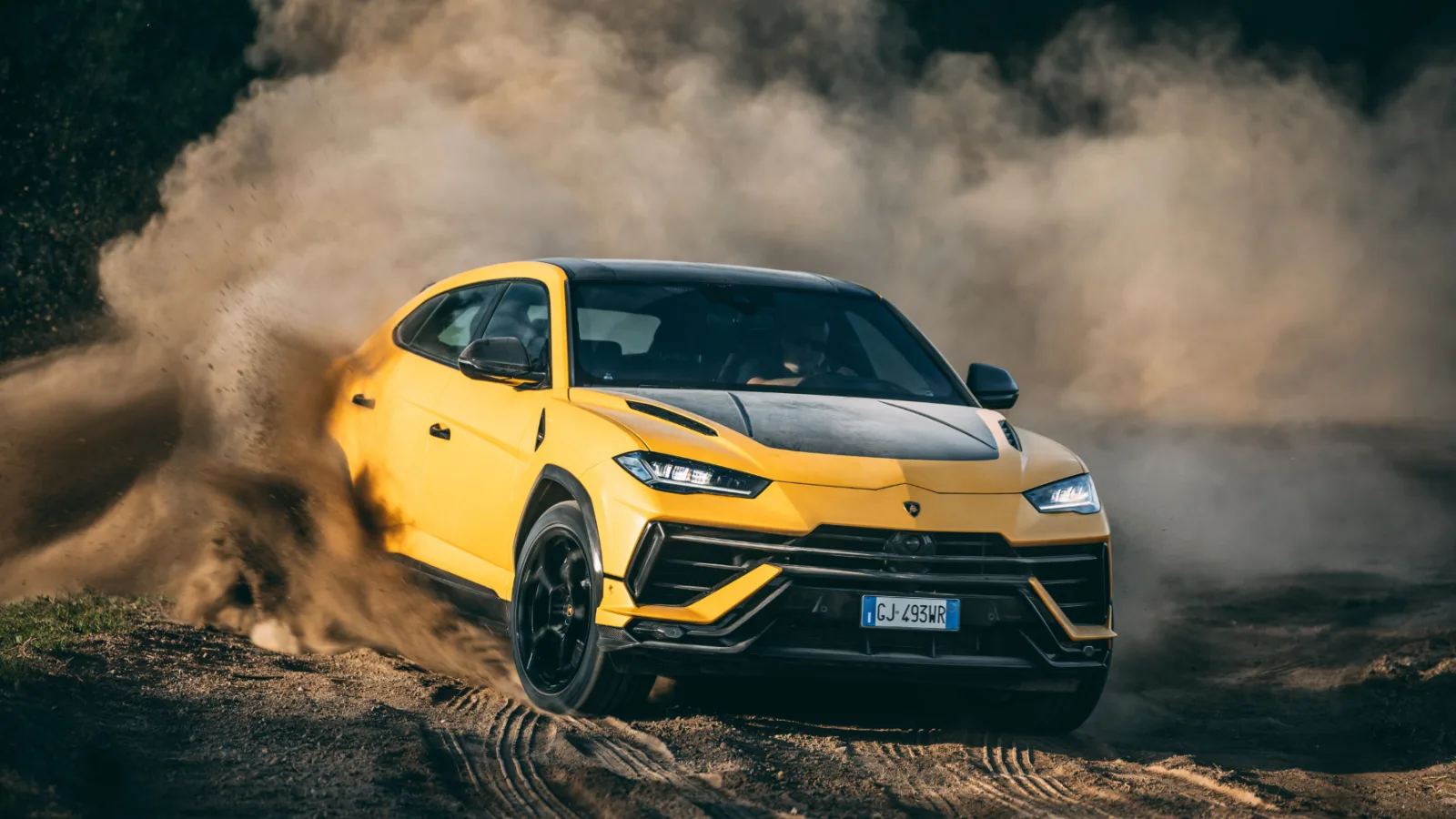 Urus 在非铺装路面高速行驶，扬起尘土