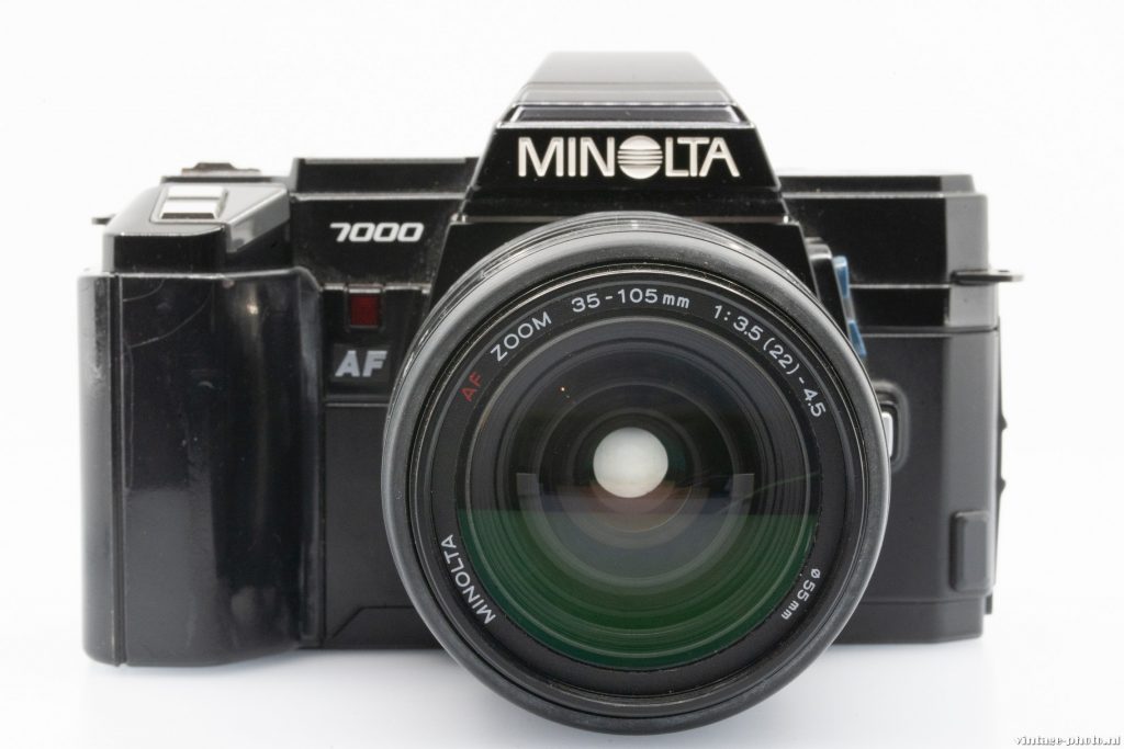 Minolta α7000（Maxxum 7000）AF 单反，全黑塑料机身，顶盖 LCD 取代传统拨盘