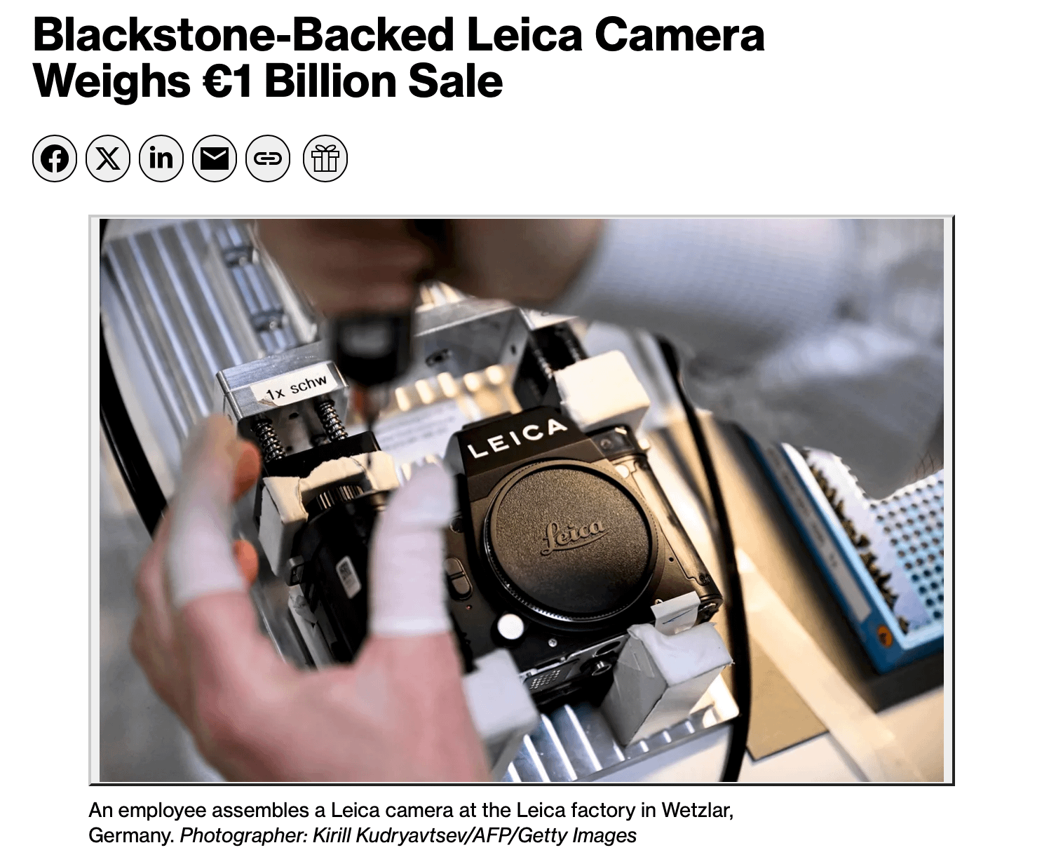 Leica 公司总部 Wetzlar 工厂的生产线场景，员工正在组装相机