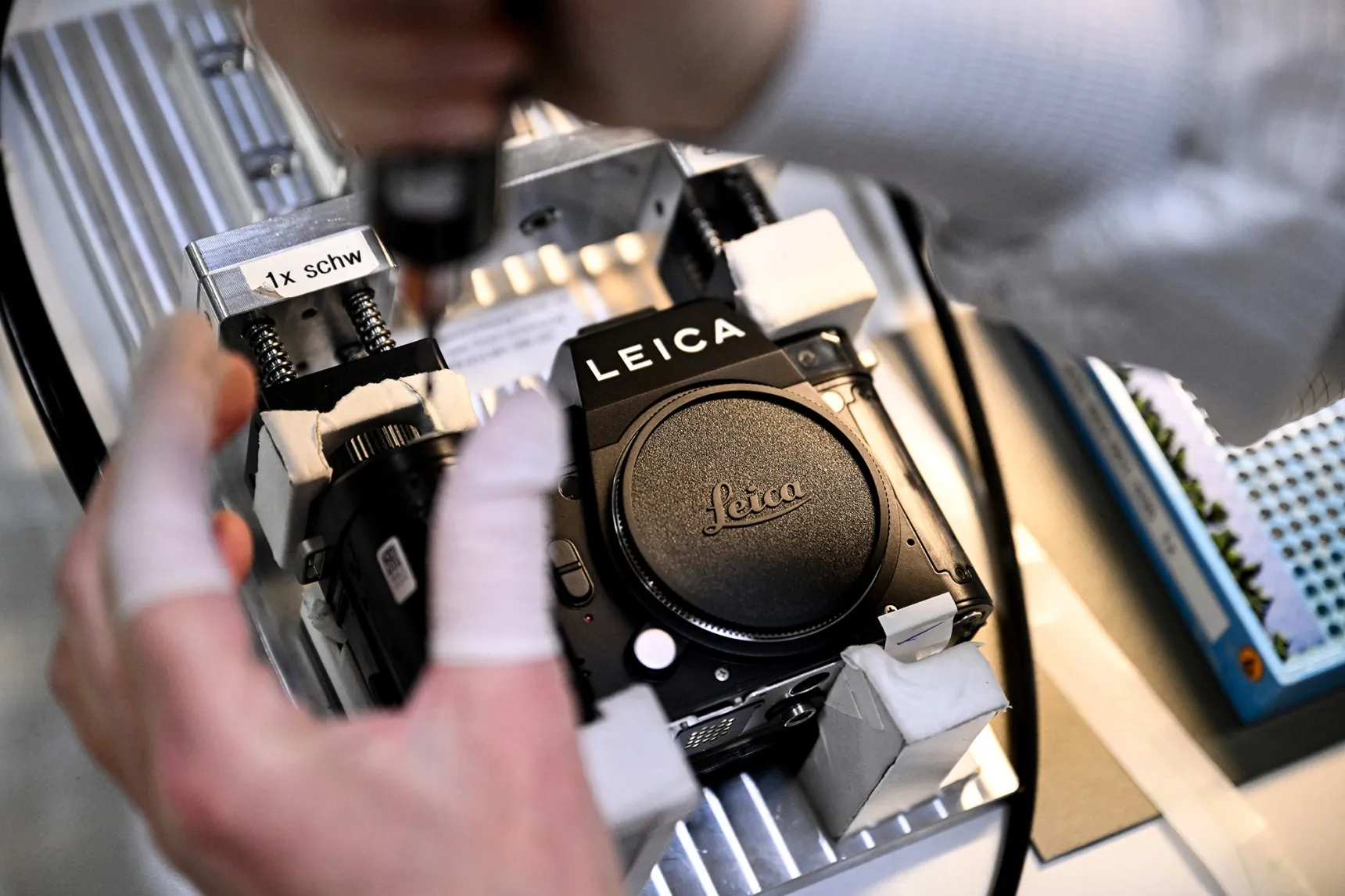 Bloomberg 报道 Blackstone 寻求 10 亿欧元出售 Leica 股权的新闻截图