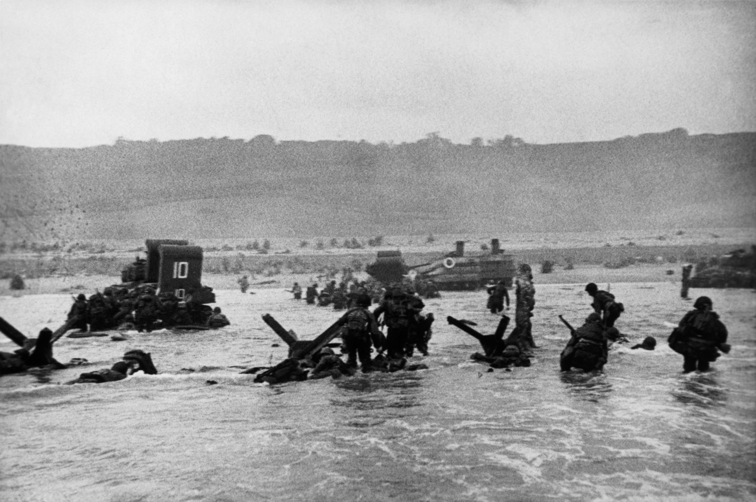Robert Capa 1944 年 6 月 6 日诺曼底登陆照片，美军士兵涉水攻滩