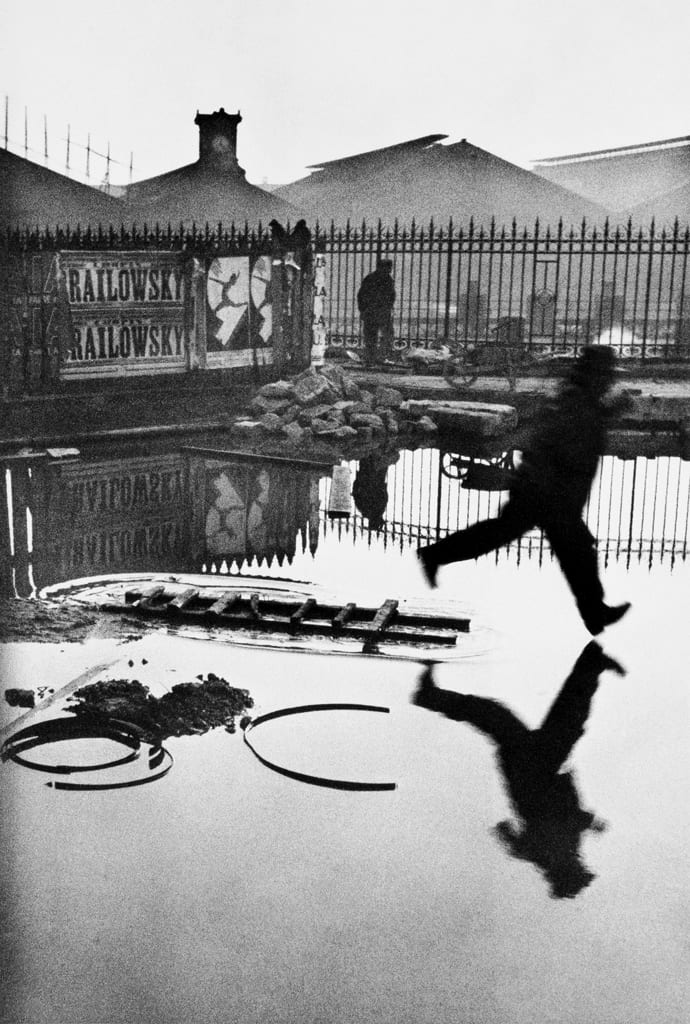 Cartier-Bresson 1932 年拍摄的跳跃水坑的男人，决定性瞬间的代表作
