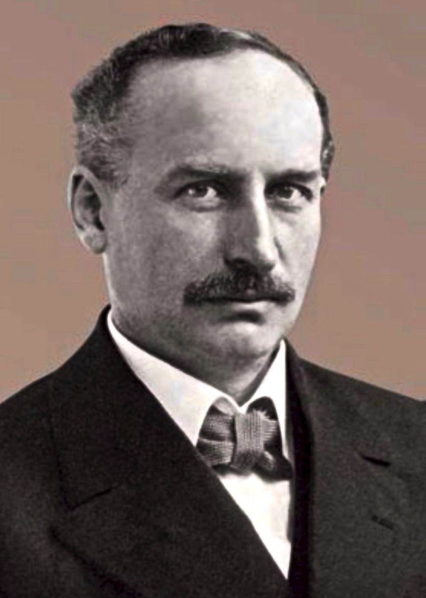 Ernst Leitz II大约1925年的肖像照，着西装领带