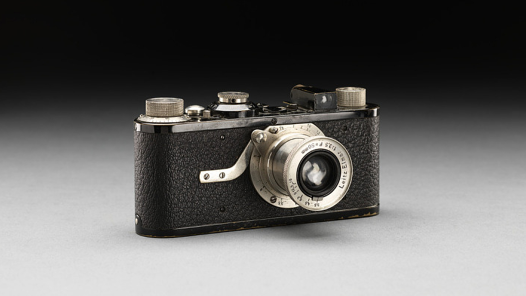 一台1925年产Leica I（Model A），固定在50mm f/3.5 Elmar镜头