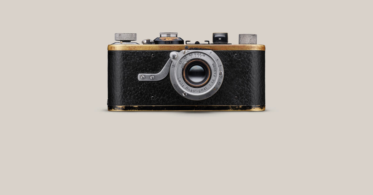 1925 年 Leica I（Model A）相机正反面图，展示其紧凑尺寸