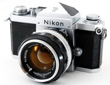 Nikon F 1959 年发布的标准型，银色机身搭配 Nikkor 50mm f/1.4 镜头