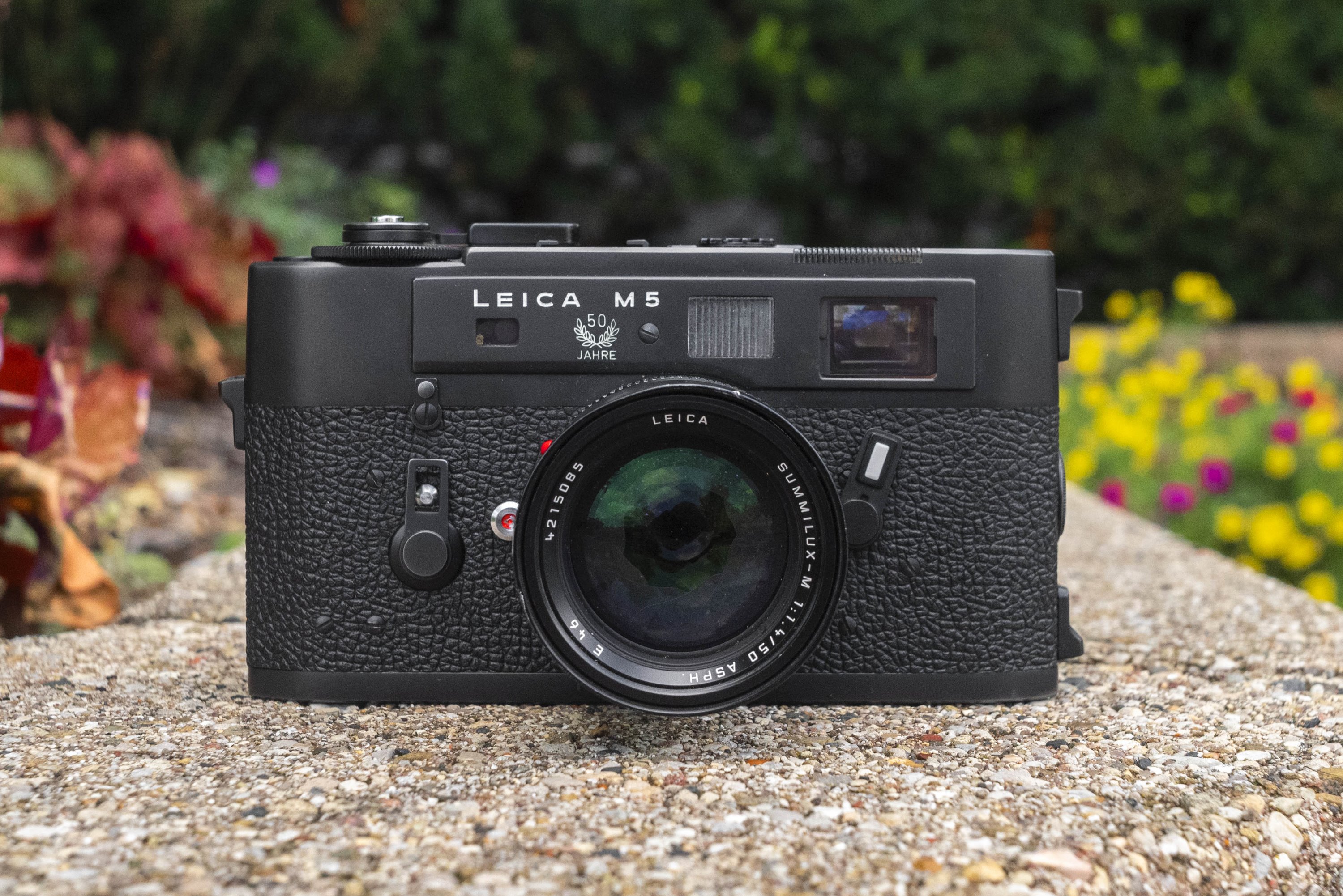 Leica M5 正面，内建 TTL 测光表的大型摆臂测光元件清晰可见