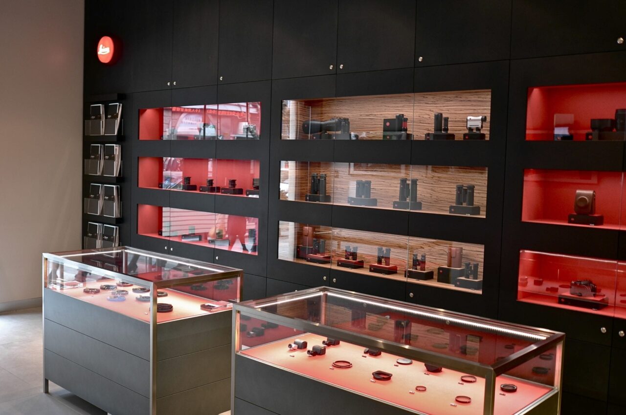 上海新天地 Leica Store 外观，两层楼，红点 Logo 嵌在灰色砖墙外立面上