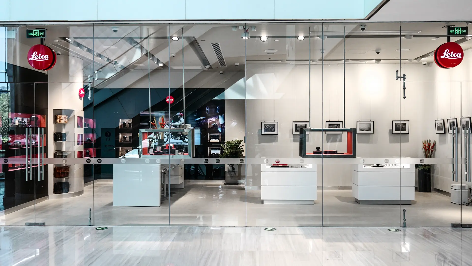 Leica Store 北京国贸旗舰店陈列区，相机和镜头在玻璃柜中展示
