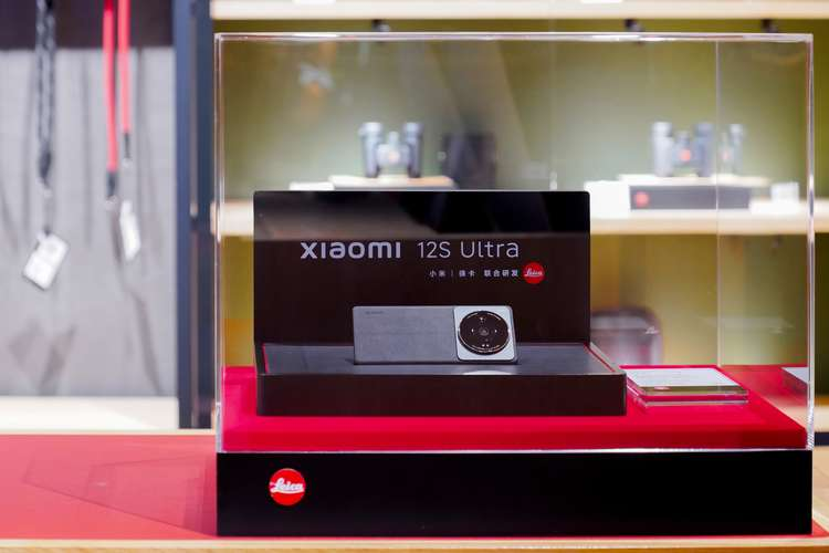 小米 12S Ultra 在 Leica Store 陈列柜中展示，体现品牌授权合作的零售落地