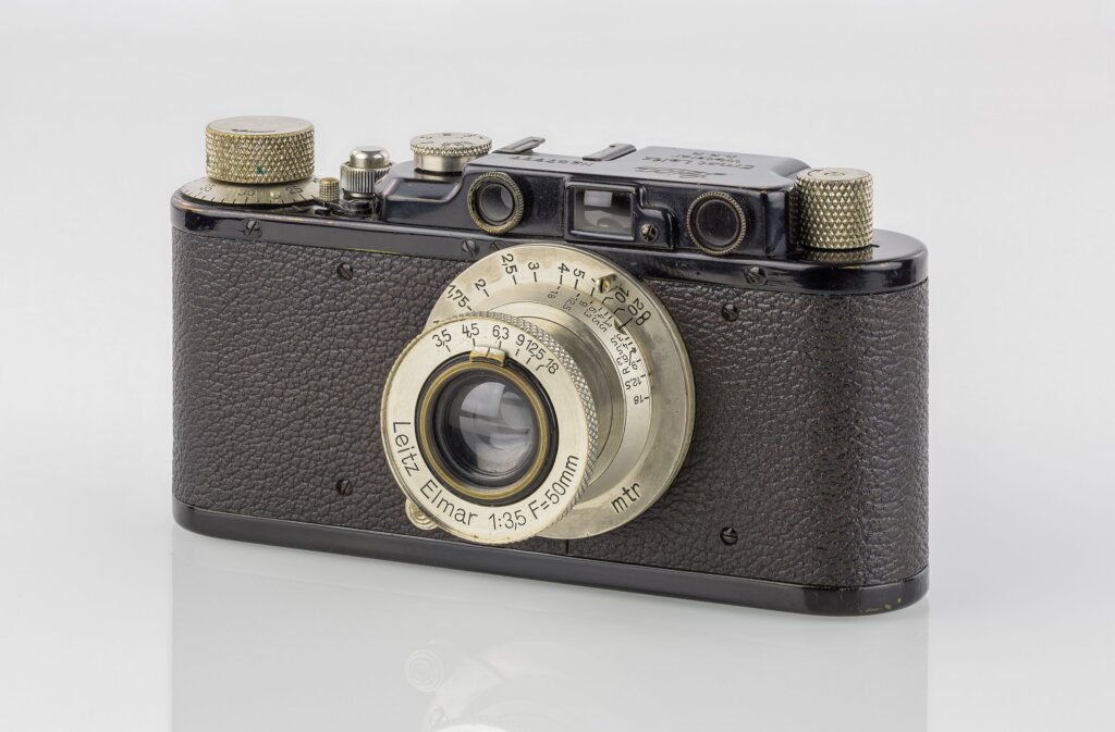 Leica IIIc 相机，1930 年代末期生产，黑色黄铜机身，银色镜头