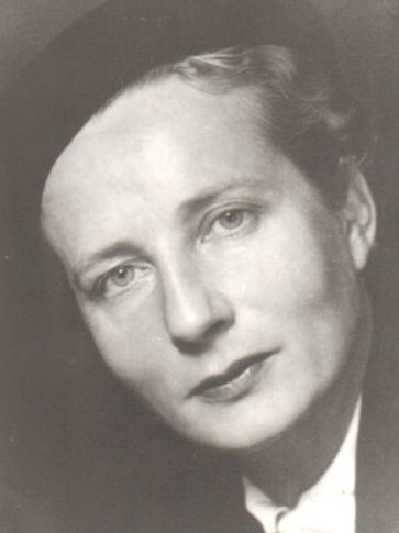 Elsie Kühn-Leitz 肖像，黑白照片，戴帽子女装