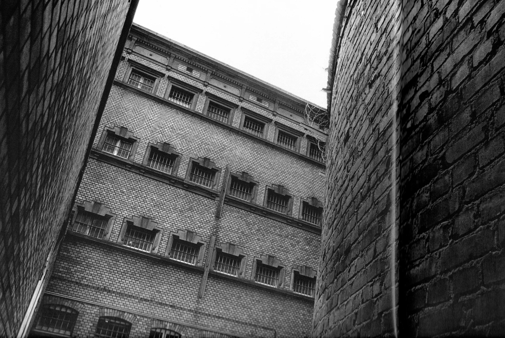 法兰克福 Gestapo 监狱内院，黑白照片