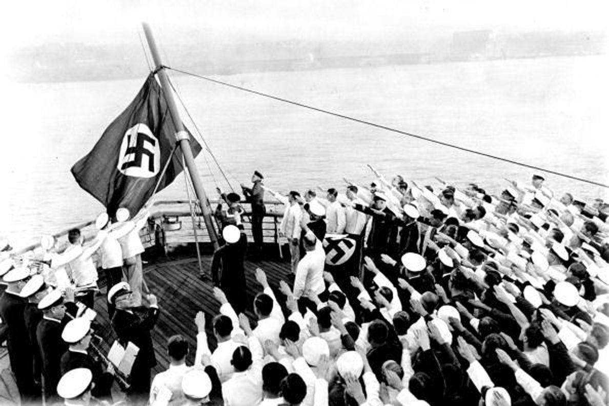 SS Bremen 号远洋邮轮停靠在纽约港，甲板上挤满乘客