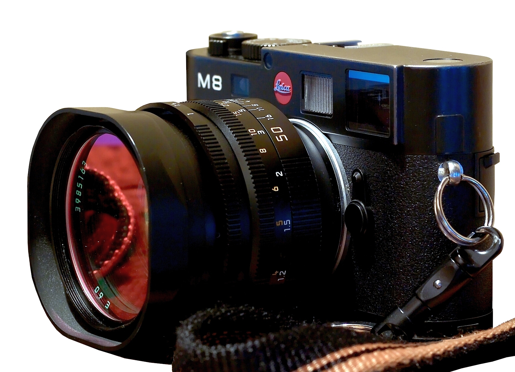 Noctilux 50mm f/0.95 装在 M8 机身，展示前组镜片尺寸与机身比例