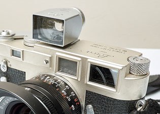 M3 取景器内部亮框显示，50mm 框线正在取景器中可见