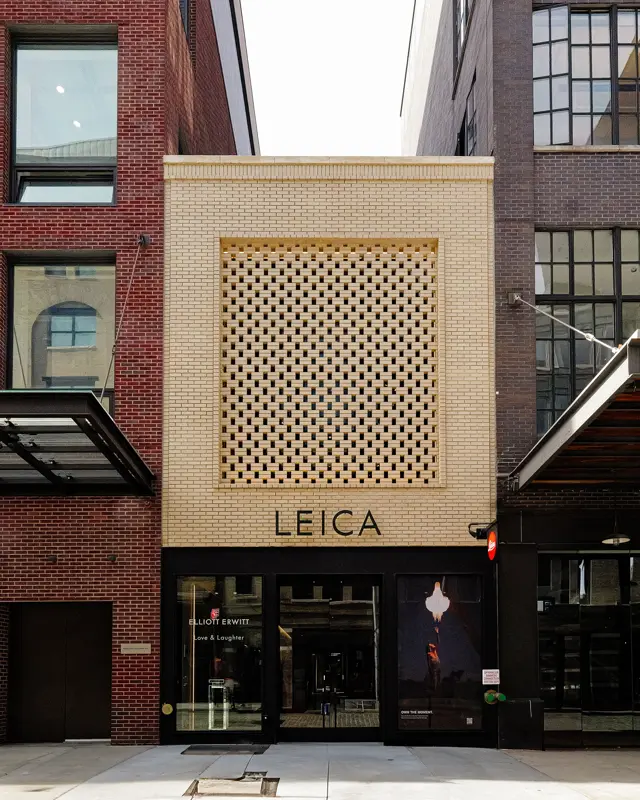 Leica 纽约 Meatpacking District 旗舰店外观，砖墙玻璃幕墙建筑，门前亮红色 Leica 标志