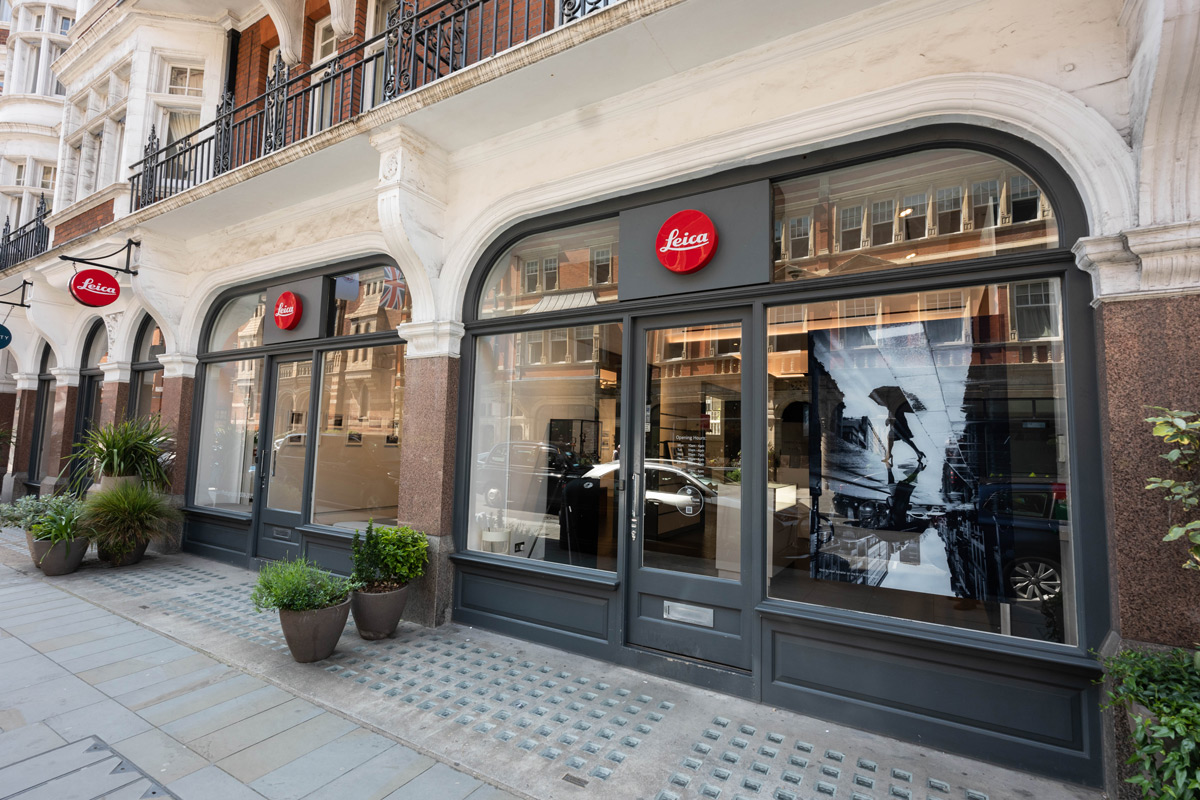 Leica 伦敦 Mayfair 店外观，红砖建筑配合大型玻璃橱窗