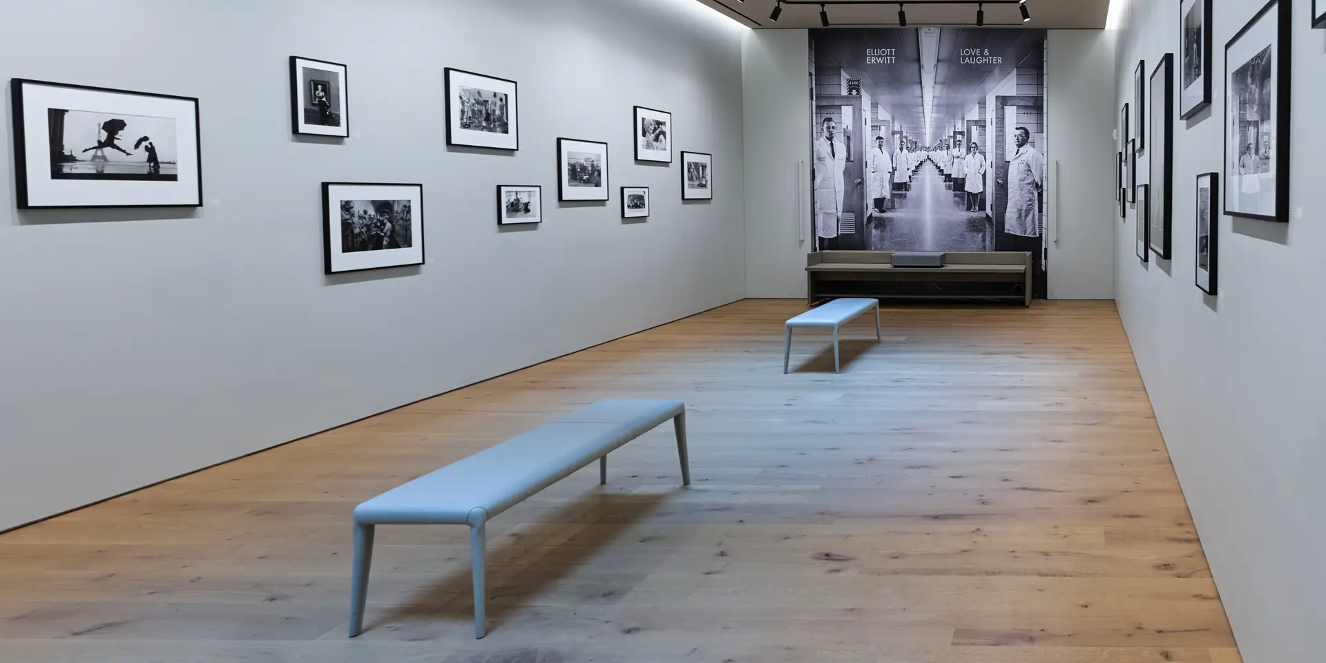 Leica 纽约 Meatpacking 旗舰店画廊空间内景，宽敞的展厅中陈列着大幅摄影作品
