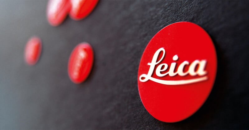 Leica 标志性红点徽章特写，品牌的核心视觉资产