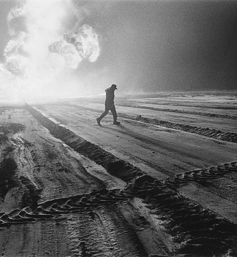 Sebastiao Salgado 1992 年 LOBA 获奖系列：科威特油田大火的黑白作品
