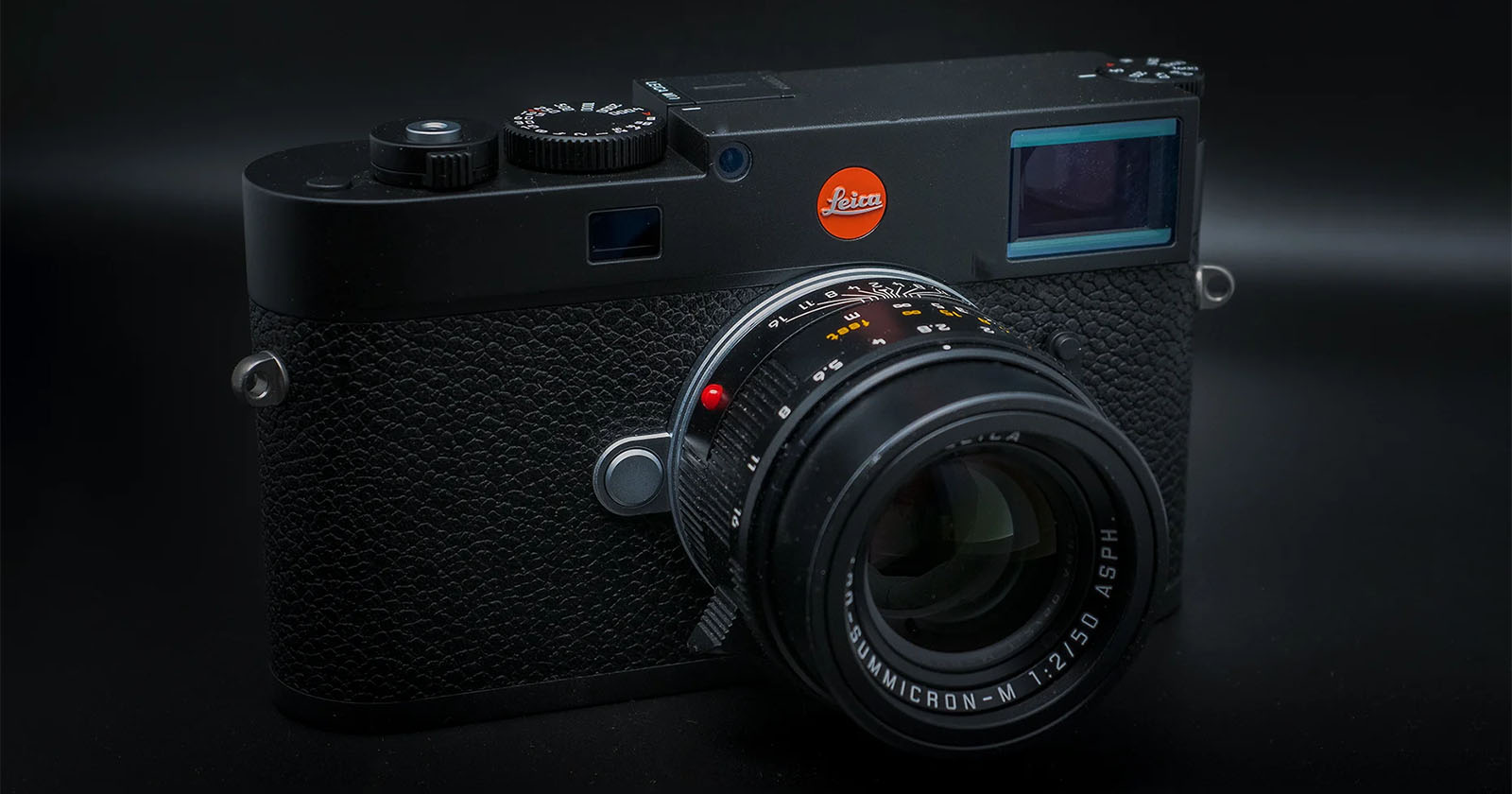 Leica M11 黑色机身正面特写，展示其标志性的机械设计和极简界面