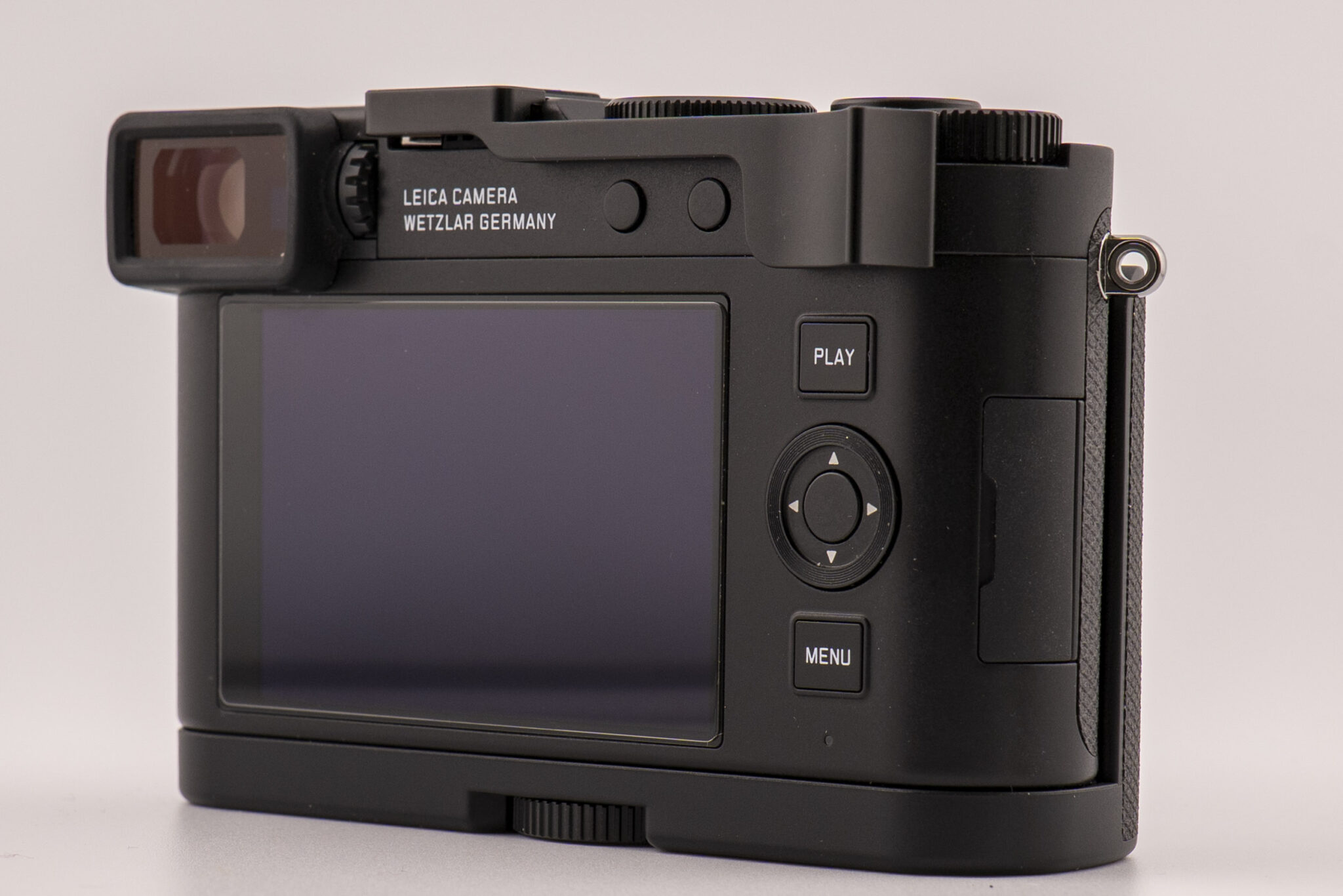 Leica 相机配备官方拇指握柄和皮套，展示配件的溢价定价