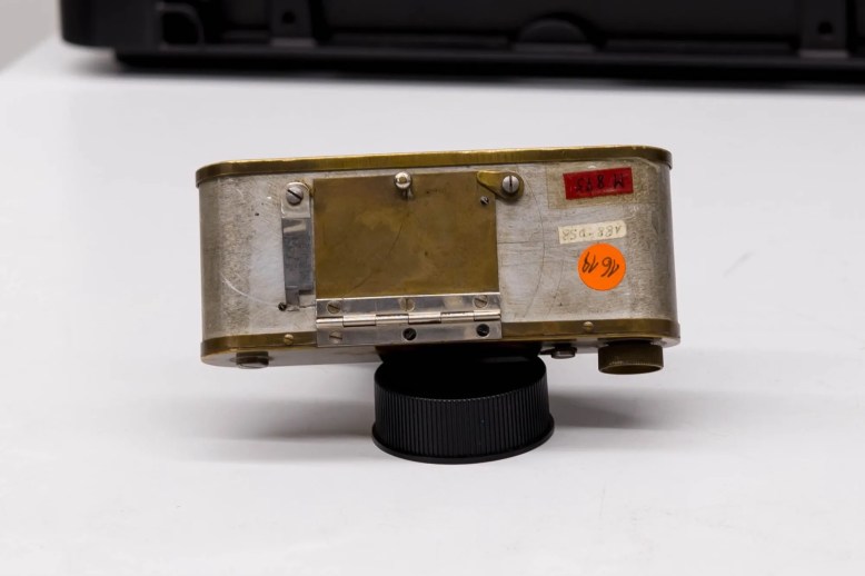 Leitz 博物馆仓库中发现的 M875 原始原型，铝壳木芯，铜质顶底盖板，正面伸出空心黄铜管