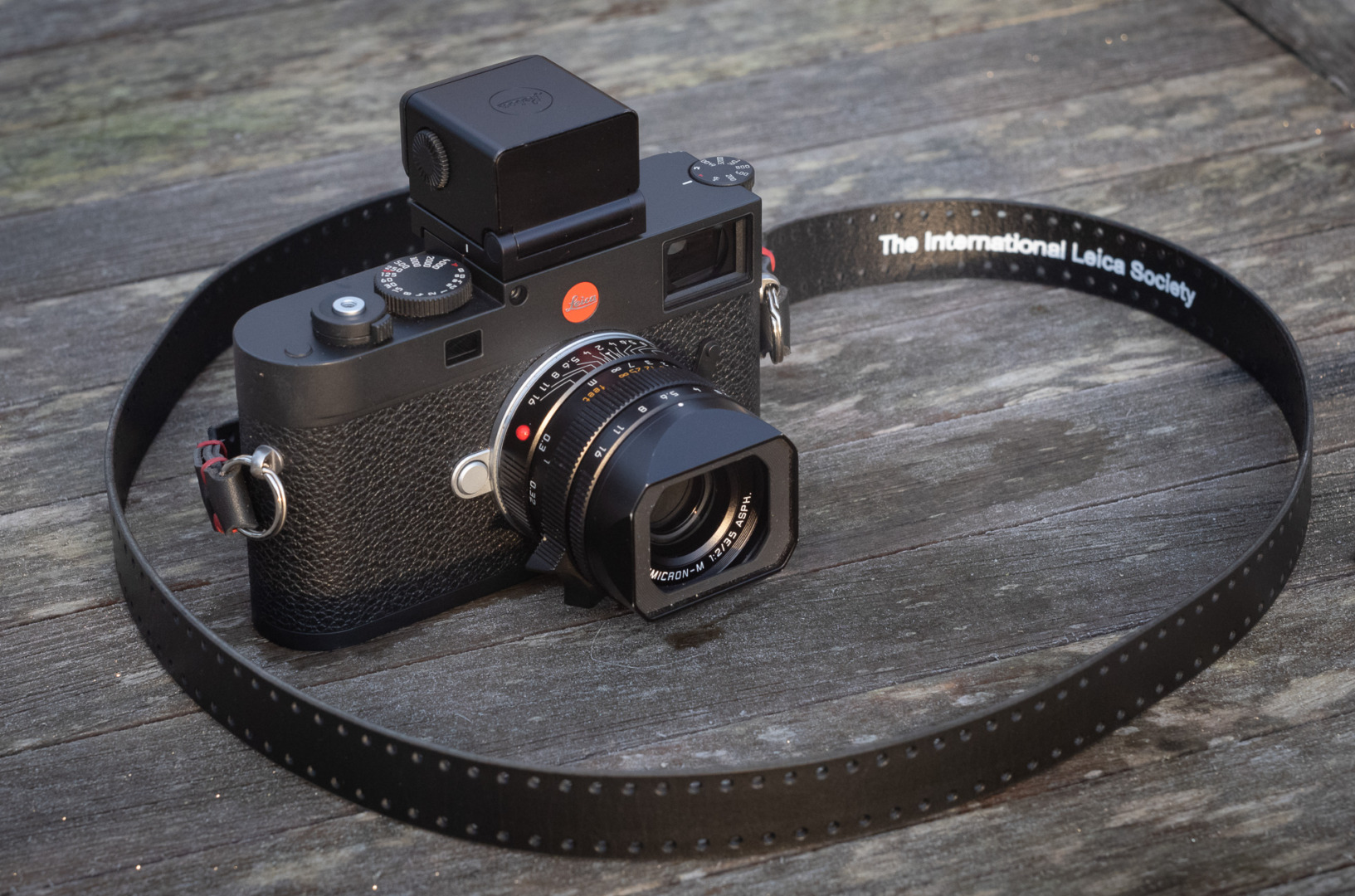 Leica M11 装上 1954 年产 Summicron 50mm f/2 镜头，放置于木桌面上