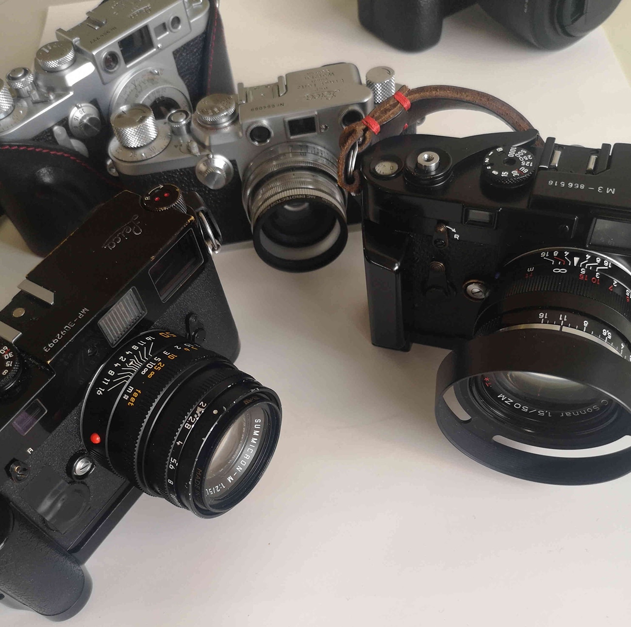 Leica M3、M6、M9 与 M11 四代机身并排展示，显示主体轮廓的连续性