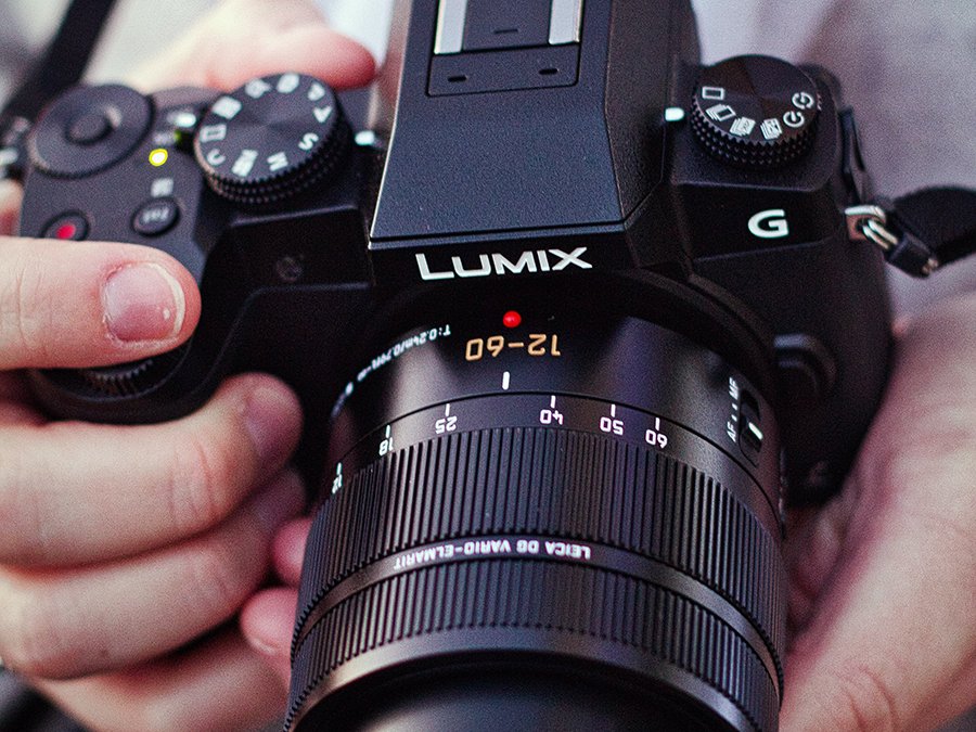 Lumix 机身搭载 Leica 认证镜头，镜身上印有 Leica 命名和认证标记
