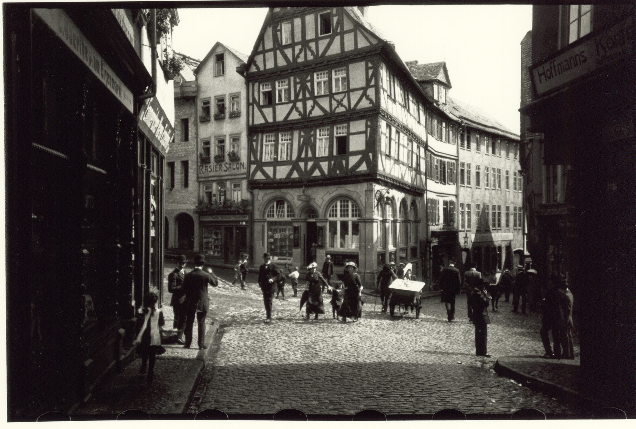 Oskar Barnack 1914 年用 Ur-Leica 拍摄的 Wetzlar Eisenmarkt