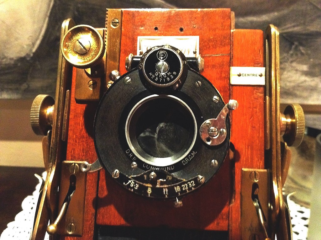 约 1928 年的 Linhof 9x12cm 折叠相机，搭载轮式 Compur 快门和 Zeiss Tessar 镜头