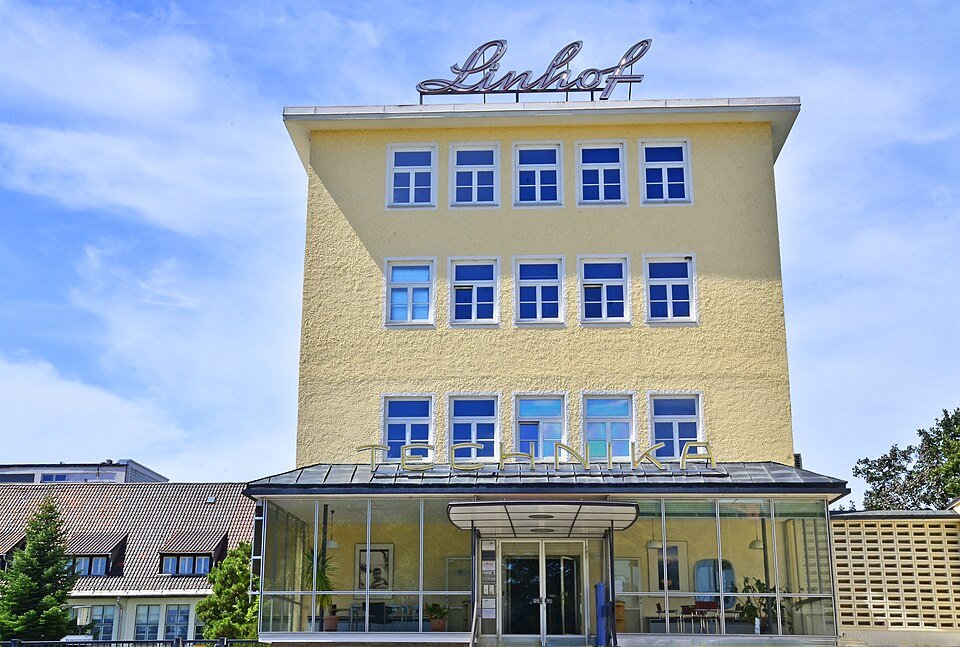 Linhof Präzisions-Systemtechnik GmbH 的慕尼黑总部建筑，公司标识清晰可见