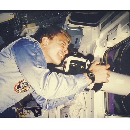 NASA 宇航员 George Nelson 在 Discovery 航天飞机上使用 Linhof Aero Technika 45