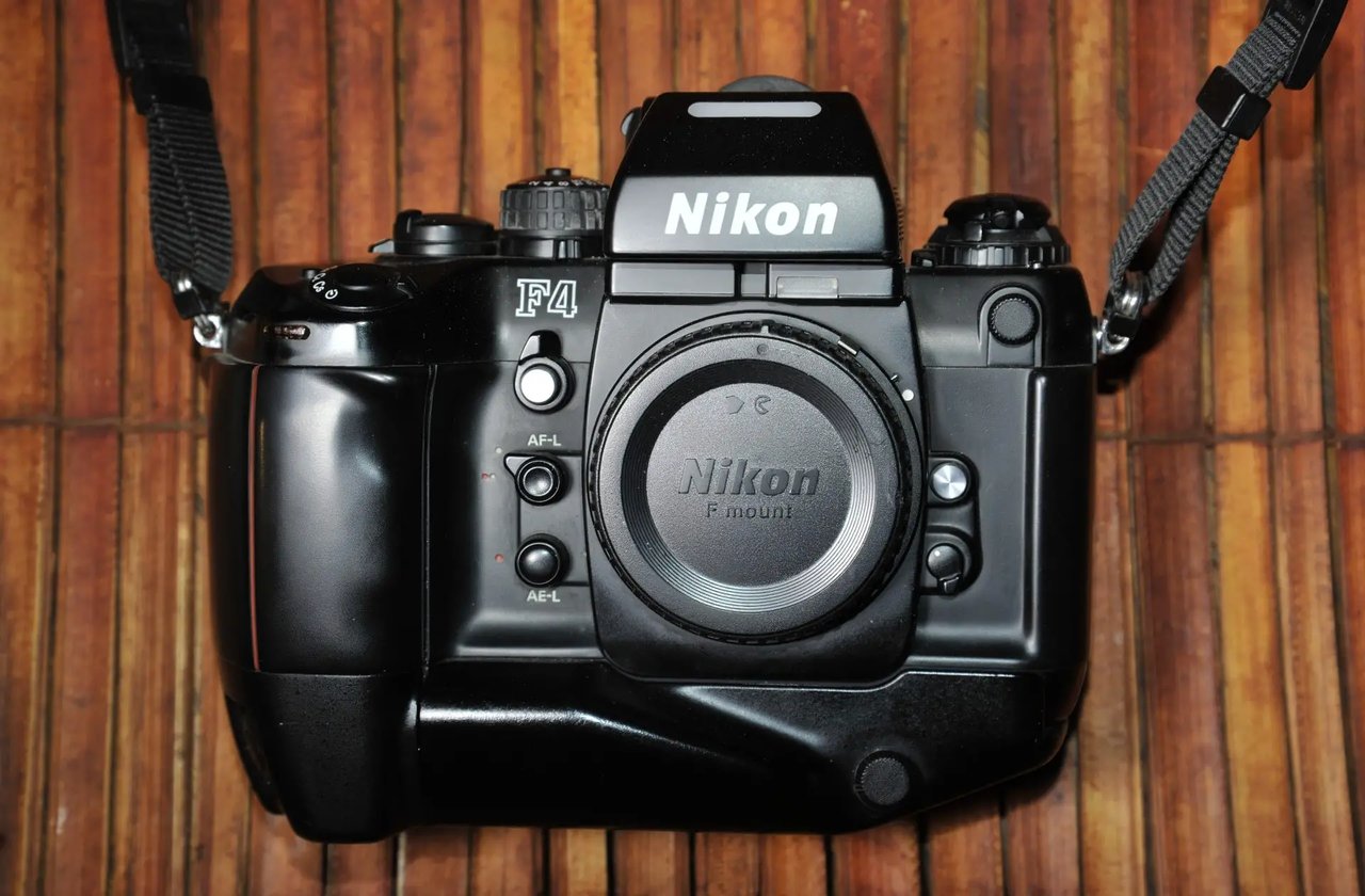 Nikon F4（1988），尼康第一台内置自动对焦的专业级 SLR，配备矩阵测光和多模式自动曝光，被大量商业和新闻摄影师采用