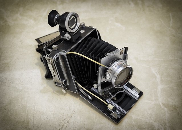 4x5 Super Technika III 搭载 Schneider 150mm f2.8 TECHNIKA Xenotar 镜头，镜筒上方可见红色 Linhof 花体刻印