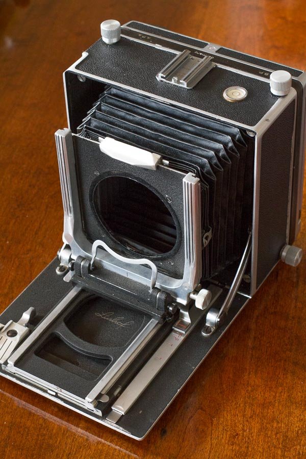 Linhof Technika III 展开状态，皮腔拉伸到第一档，前组提升和后组倾斜可见