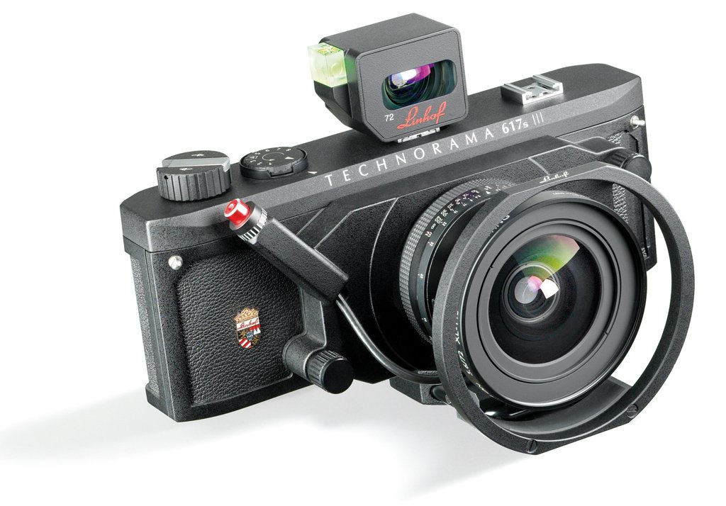 Technorama 617 S III 现代产品照，黑色机身配 Schneider 90mm 镜头