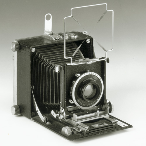 1936 年的 Technika 量产版本，在原型的骨架基础上完善了操作细节