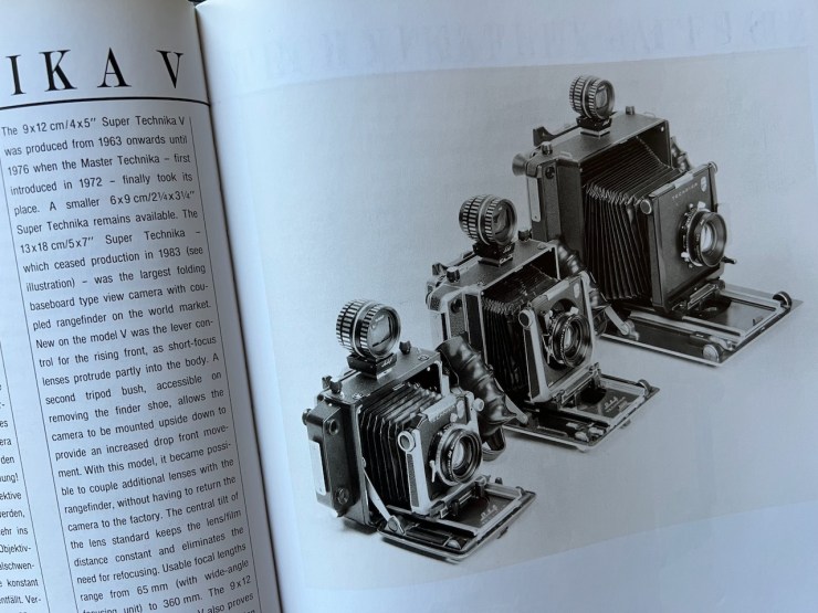 1930 年代几款相机并排对比：Linhof Technika、Graflex 新闻相机和其他折叠相机的尺寸和形态差异