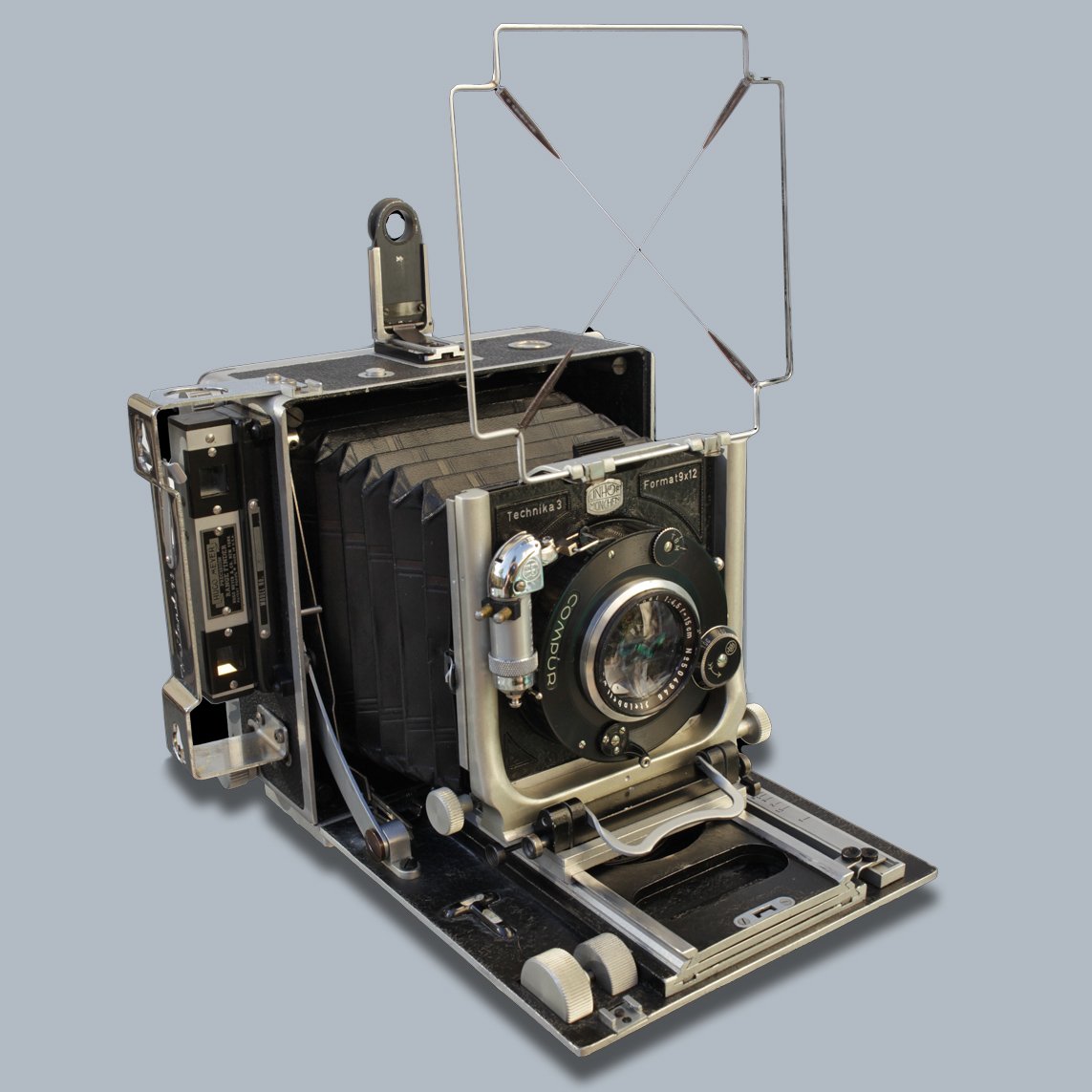 Linhof Technika III（1946 年第一版），铬金属机身配黑皮面板