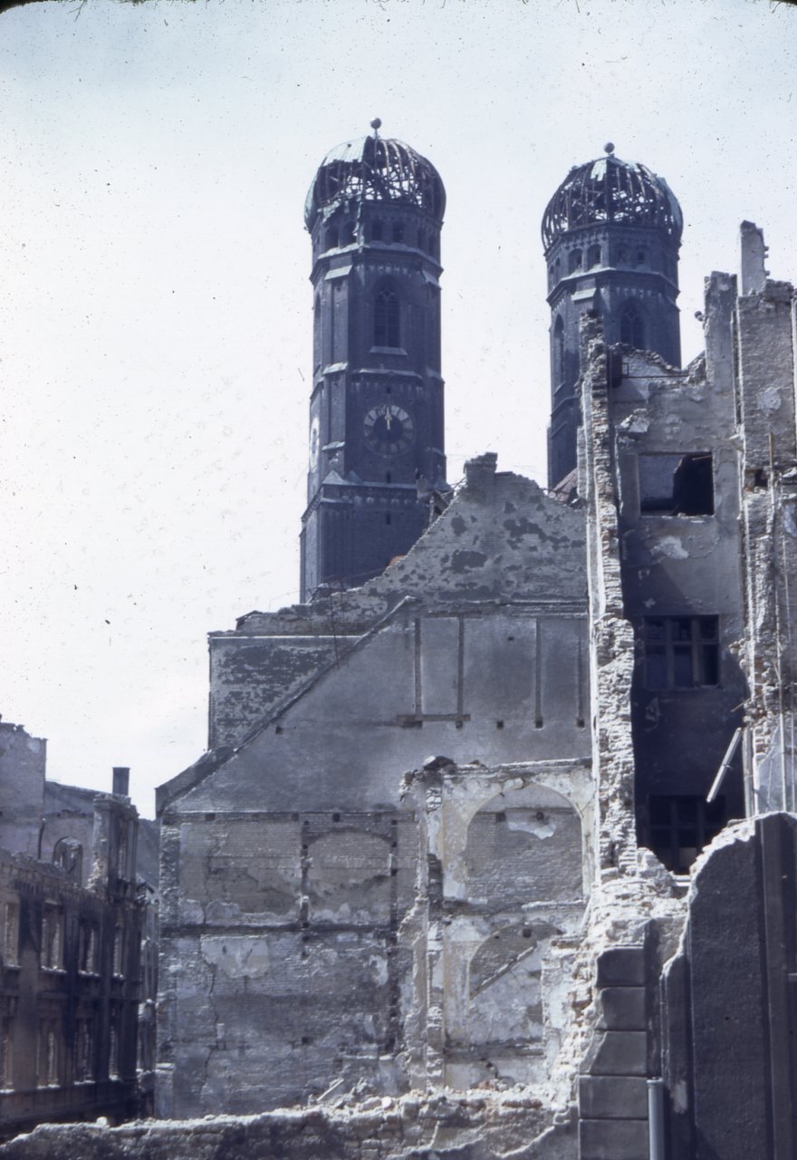 慕尼黑圣母教堂受损塔楼（1945 年），两座穹顶塔楼均被炸弹碎片击中