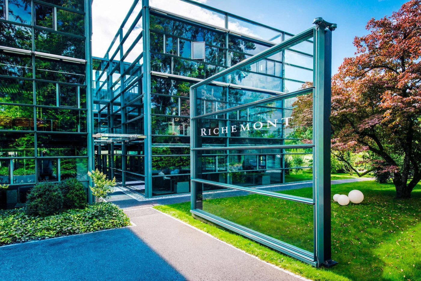 Richemont 集团 2023 年奢侈品业务营收结构：珠宝制表合计约 87%，时尚配饰及其他约 13%