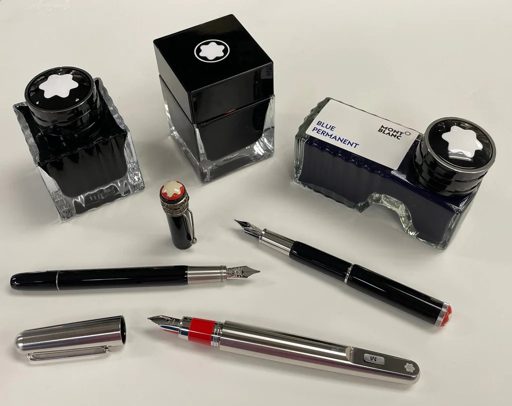 Montblanc 标准线与特别版墨水瓶并排展示